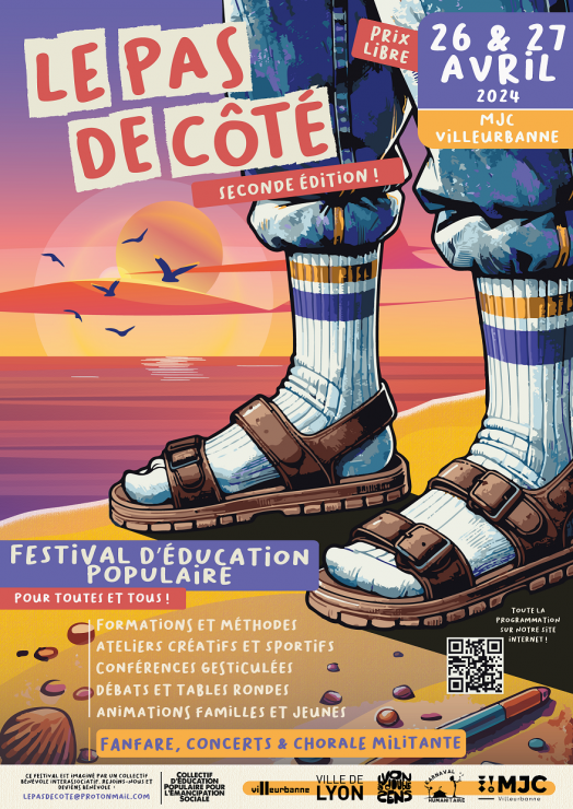 L'affiche du festival Le Pas de côté, festival d'éducation populaire, pour toutes et tous. Le 26 et 27 avril à la MJC Villeurbanne, 46 cours Dr Damidot, Villeurbanne. L'affiche représente un pied en sandale et en chaussettes, avec du sable en dessous, la plage et le soleil du soir au loin.